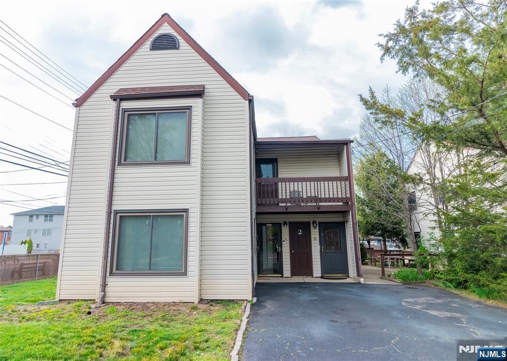 2 Pulaski Pl in Hackensack, NJ - Foto de edificio