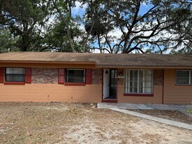 1321 Cambridge Dr in Leesburg, FL - Building Photo