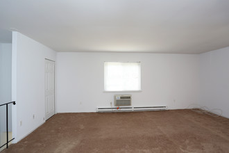 Hunters Creek in Bensalem, PA - Building Photo - Interior Photo