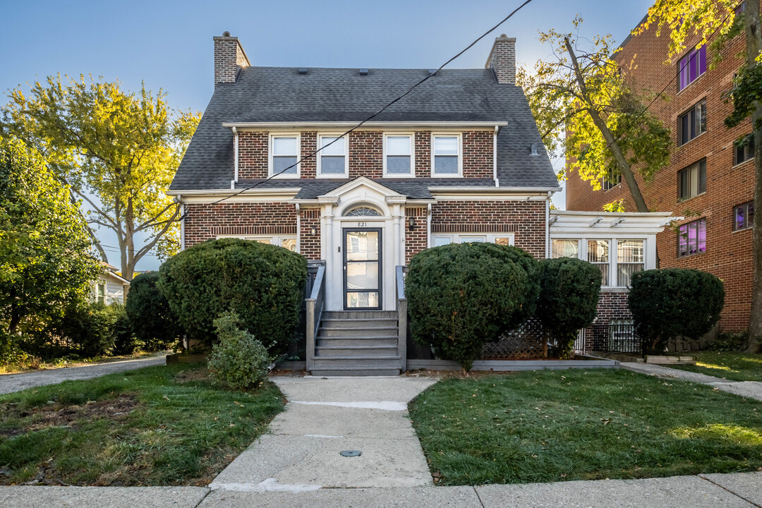 821 Center St in Des Plaines, IL - Building Photo