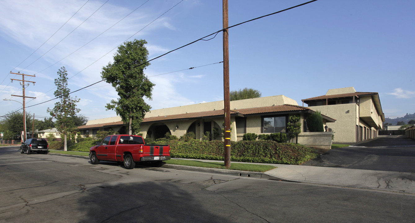 561-585 W Greenwood Ave in La Habra, CA - Building Photo