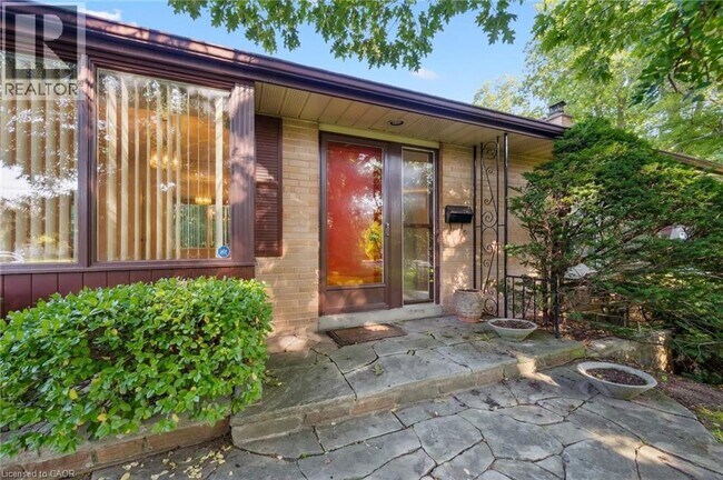 1095 Linbrook Rd in Oakville, ON - Building Photo - Building Photo