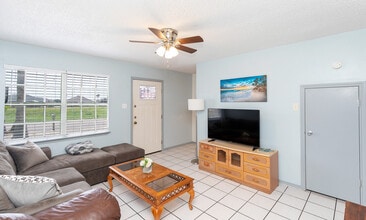 15622 Cruiser St in Corpus Christi, TX - Foto de edificio - Building Photo