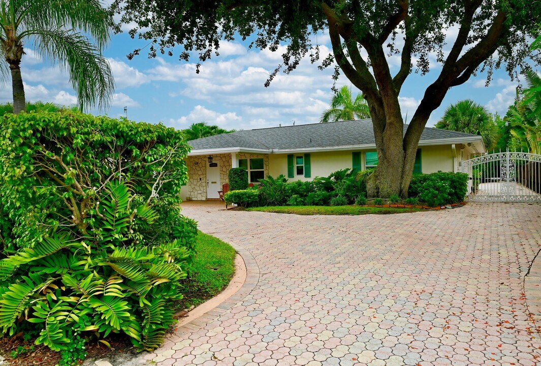 129 Alhambra Pl in West Palm Beach, FL - Building Photo