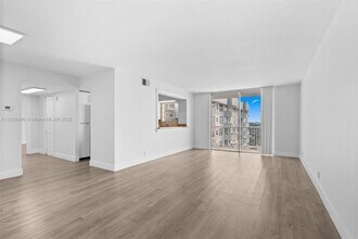 137 Golden Isles Dr in Hallandale Beach, FL - Building Photo - Building Photo