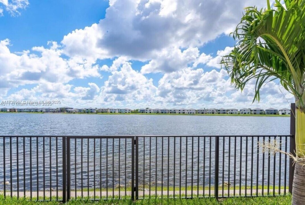 9076 NW 158th St in Miami Lakes, FL - Foto de edificio