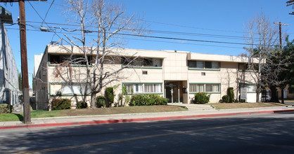 15405 Vanowen St in Van Nuys, CA - Foto de edificio - Building Photo