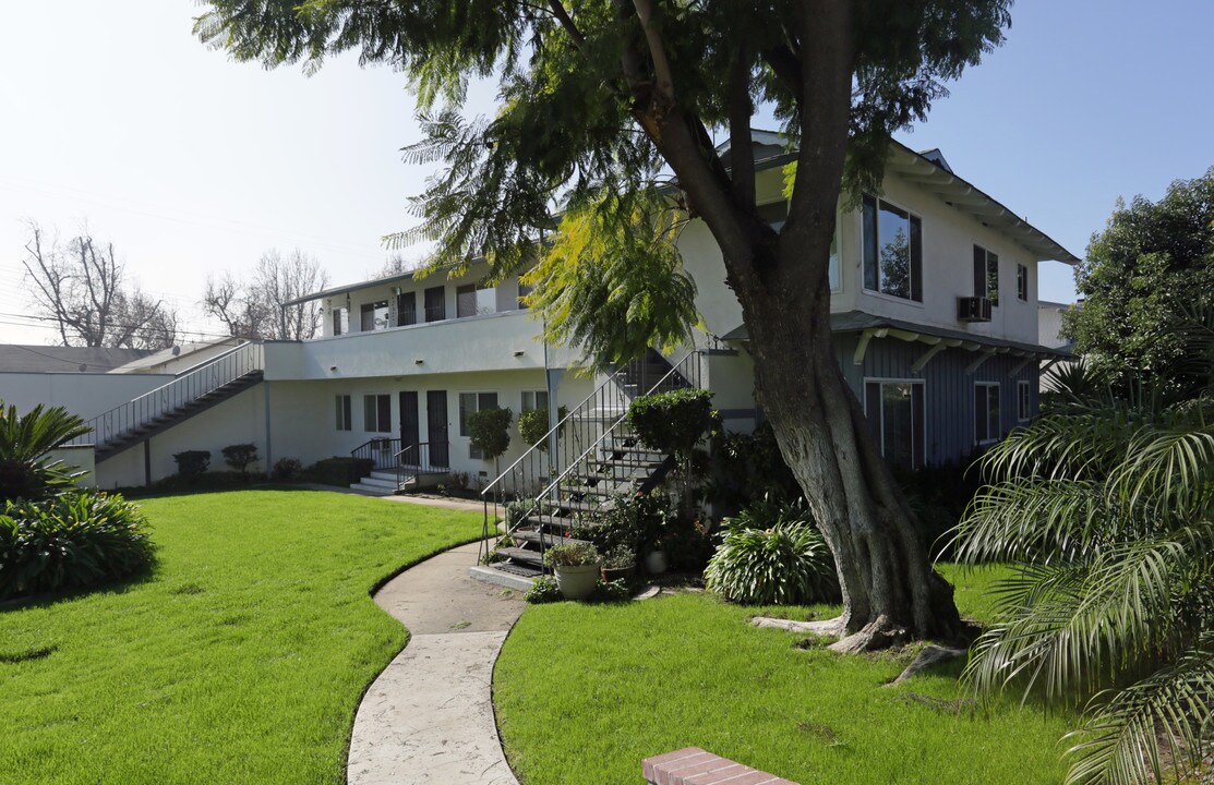 388 W Arrow Hwy in Upland, CA - Foto de edificio