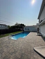 12 Green Ln in Levittown, NY - Building Photo