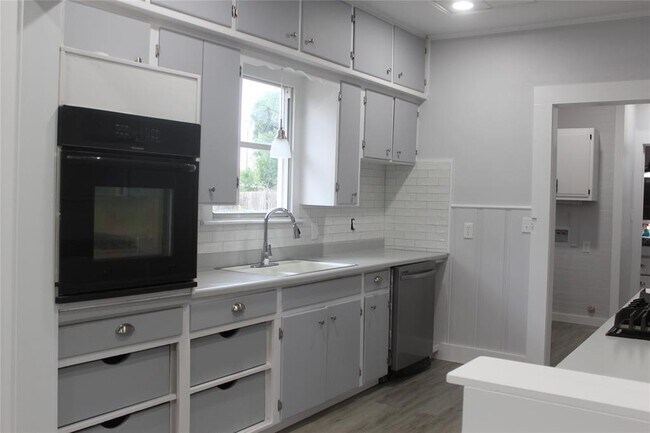 710 Fahrenthold St in El Campo, TX - Building Photo - Building Photo