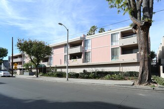 Encino Crest Apartments in Encino, CA - Foto de edificio - Building Photo
