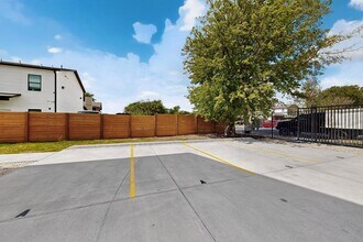 6909 Wentworth Dr in Austin, TX - Building Photo - Building Photo