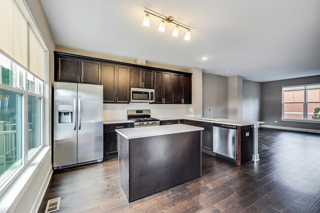 25 Clay Ave in Highwood, IL - Building Photo - Building Photo