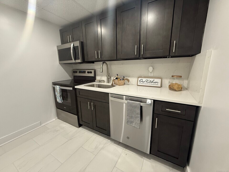 156 Garfield Ave in New London, CT - Building Photo