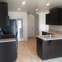 670 Gallant Dr in Bluffdale, UT - Building Photo - Building Photo