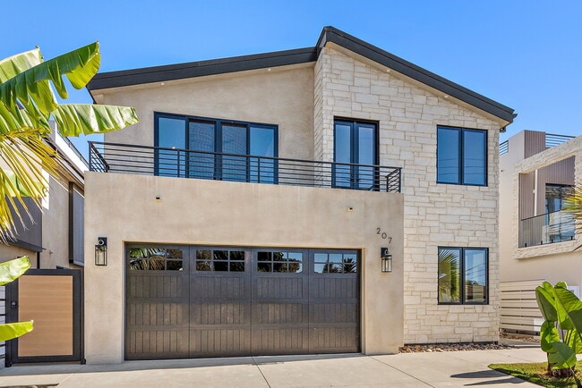 207 W Avenida San Antonio in San Clemente, CA - Foto de edificio - Building Photo