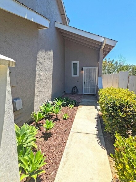 343 Rolling Hills Ln in San Marcos, CA - Building Photo - Building Photo