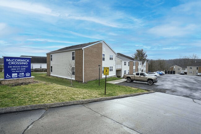 McCormick Crossing in Sistersville, WV - Foto de edificio - Building Photo