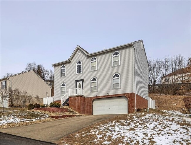 123 Stratford Ct in New Stanton, PA - Building Photo - Building Photo