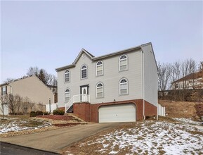 123 Stratford Ct in New Stanton, PA - Foto de edificio - Building Photo