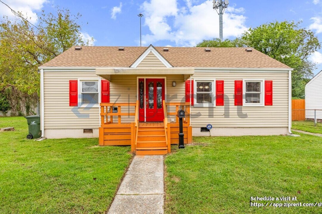 641 Gladstone Rd in Norfolk, VA - Building Photo