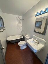 16401 Hwy 99 in Lynnwood, WA - Foto de edificio - Building Photo