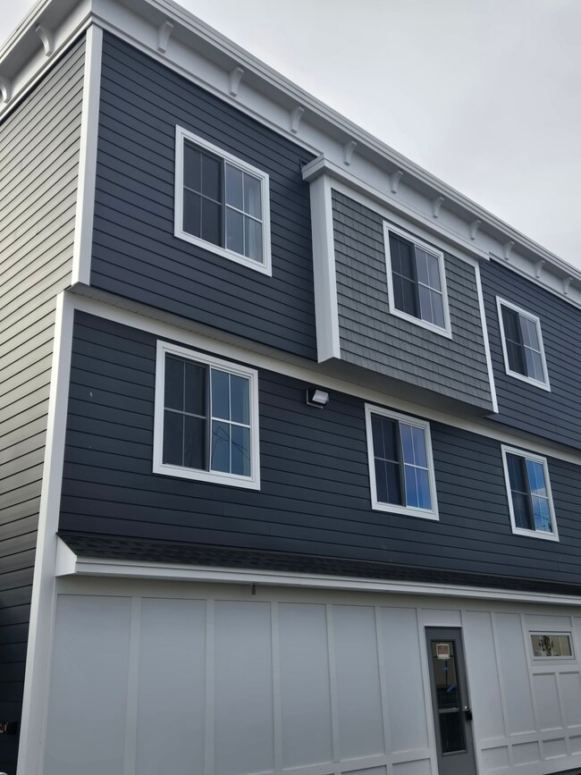 12 W 5th St, Unit 1 in Lowell, MA - Foto de edificio - Building Photo