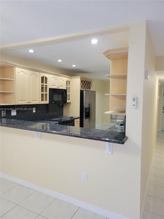 2750 N 34th Ave in Hollywood, FL - Building Photo