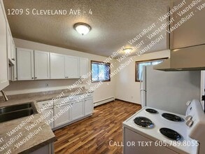 1209 S Cleveland Ave in Sioux Falls, SD - Building Photo - Building Photo