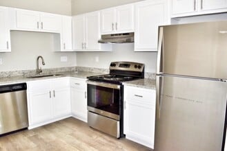 Hedgerow Apartments in Memphis, TN - Building Photo - Building Photo