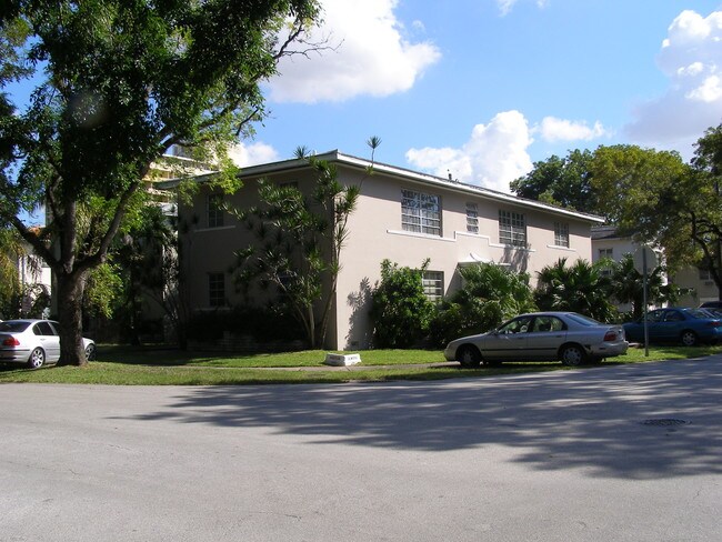 743 Almeria Ave in Coral Gables, FL - Foto de edificio - Building Photo