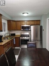 122 Douglas Haig Dr in Markham, ON - Building Photo - Building Photo