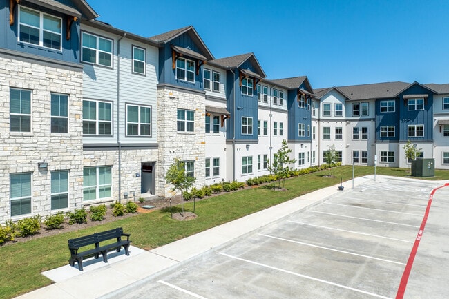 Legacy Lockhart Senior Apartments in Lockhart, TX - Foto de edificio - Building Photo