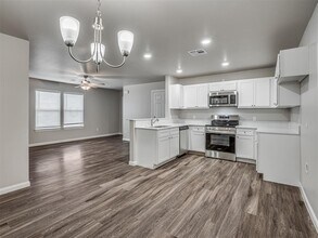 206 Gray St in Yukon, OK - Building Photo - Building Photo