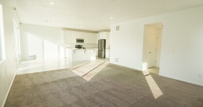 1975 W 950 N in Layton, UT - Building Photo - Building Photo