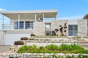 18145 Kingsport Dr in Malibu, CA - Building Photo