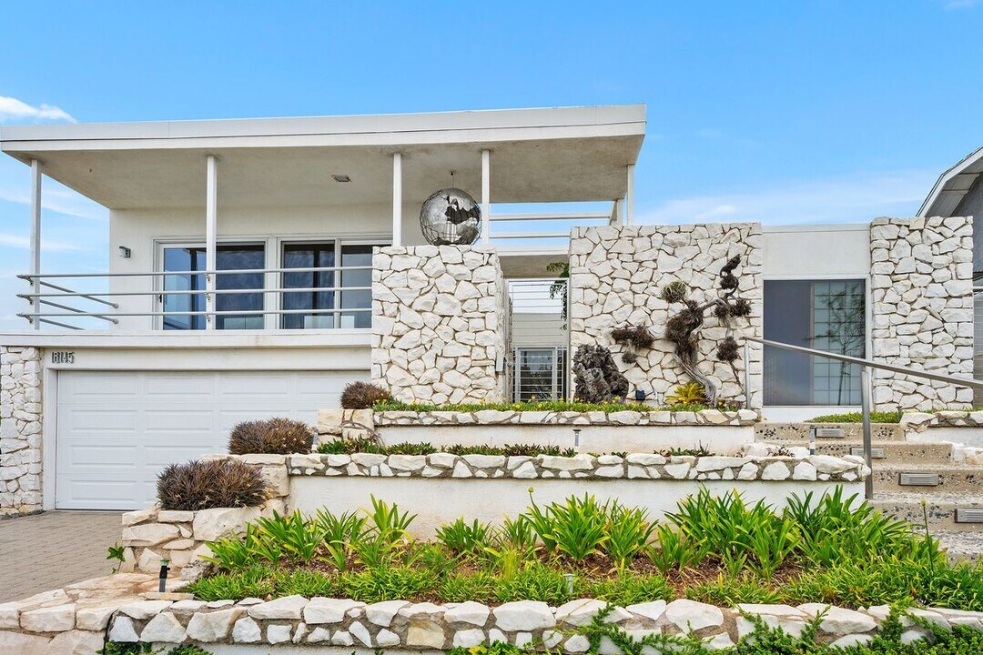 18145 Kingsport Dr in Malibu, CA - Foto de edificio