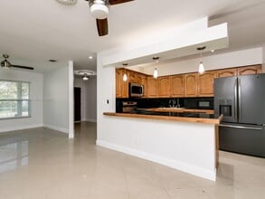 870 NE 182nd St in North Miami Beach, FL - Building Photo - Building Photo