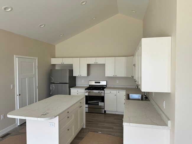 2018 Maple St, Unit 2018 in Hull, IA - Building Photo - Building Photo