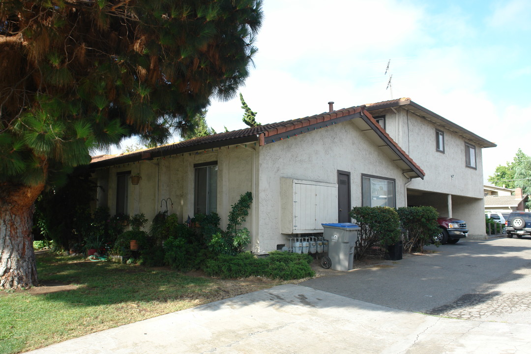 1547 Moorpark Ave in San Jose, CA - Building Photo