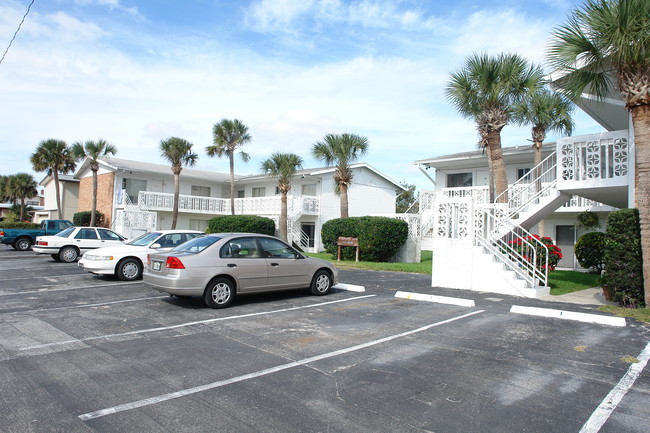 Surf Side Apartments in Daytona Beach, FL - Building Photo - Building Photo