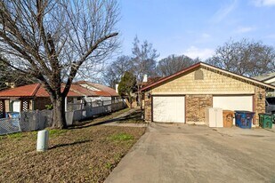 12130 Thompkins Dr in Austin, TX - Building Photo