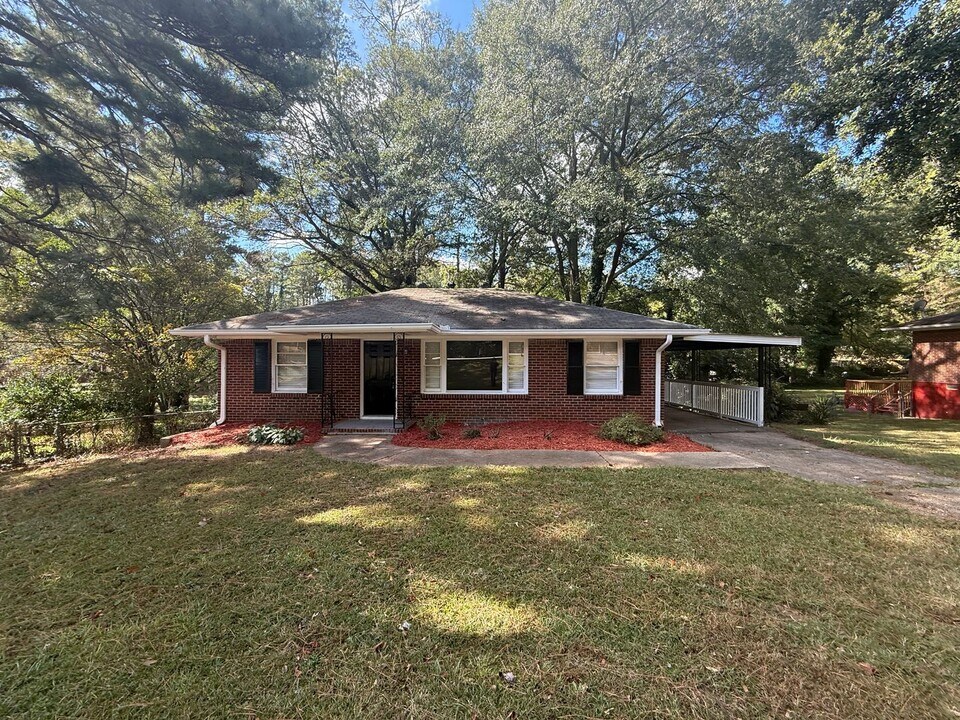 1305 Rock Cut Rd in Forest Park, GA - Building Photo