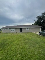 414 Cortez Dr in Port Charlotte, FL - Building Photo