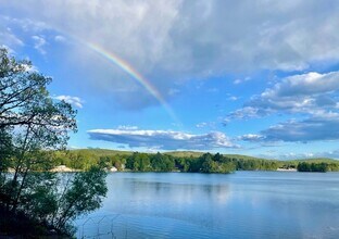 71 Pequot Rd in Southampton, MA - Foto de edificio - Building Photo
