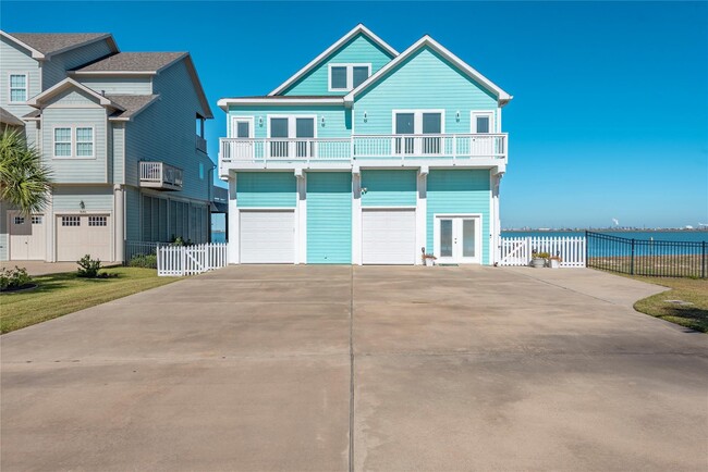 1640 Windsong Way in Tiki Island, TX - Building Photo - Building Photo