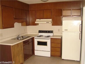 224 Royal Forest Ct in Winston-Salem, NC - Building Photo - Building Photo