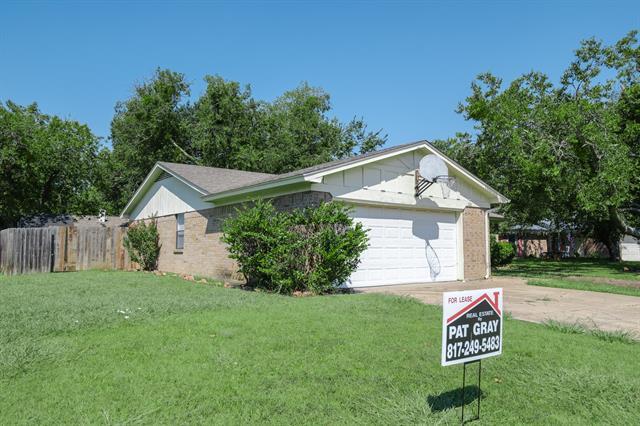 1108 Delta Ct in Benbrook, TX - Building Photo - Building Photo