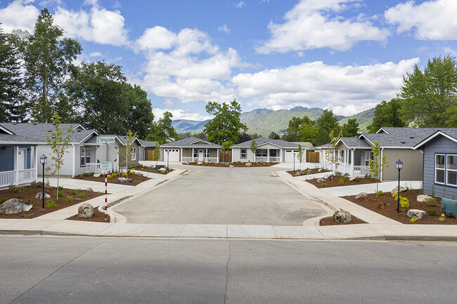 1002 SE N St in Grants Pass, OR - Building Photo - Building Photo