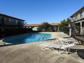 2070 Bechelli Ln in Redding, CA - Building Photo - Building Photo